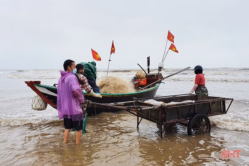 Hơn 3.300 tàu cá của ngư dân Hà Tĩnh đã vào bờ tránh trú an toàn