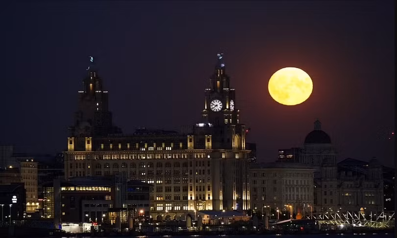 Siêu trăng “Cá tầm” rực rỡ trên bầu trời thế giới
