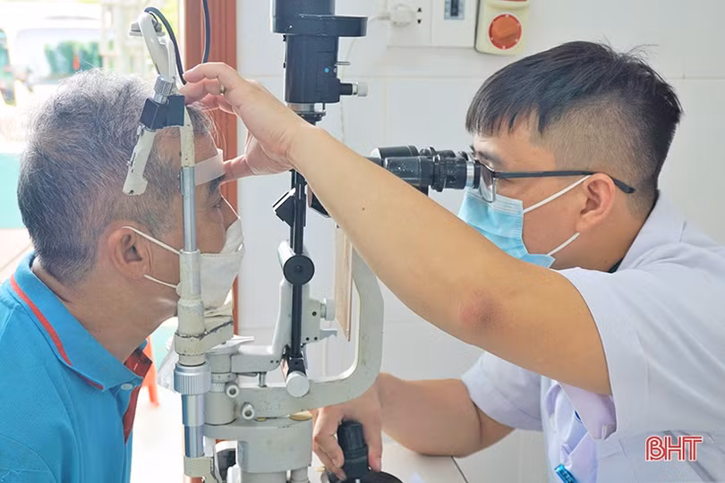 Khám, cấp thuốc miễn phí cho người có công ở Hương Khê