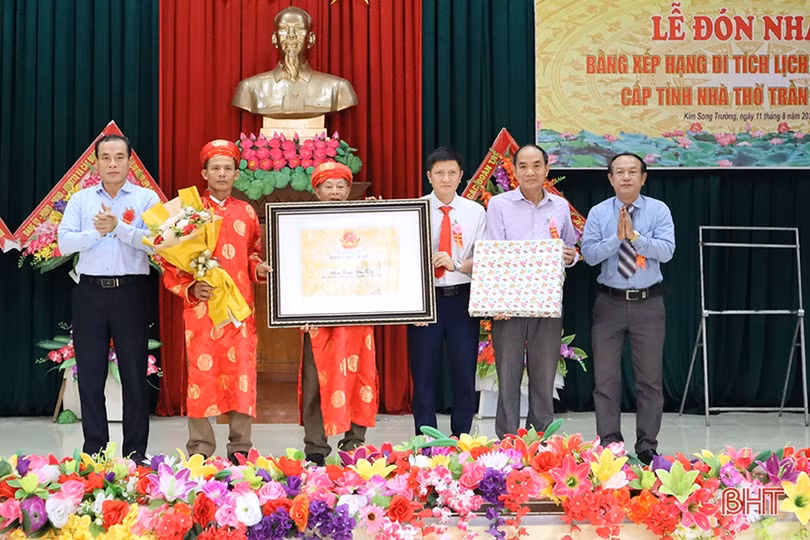 Đón nhận bằng xếp hạng di tích lịch sử - văn hóa cấp tỉnh nhà thờ Trần Văn Tùy