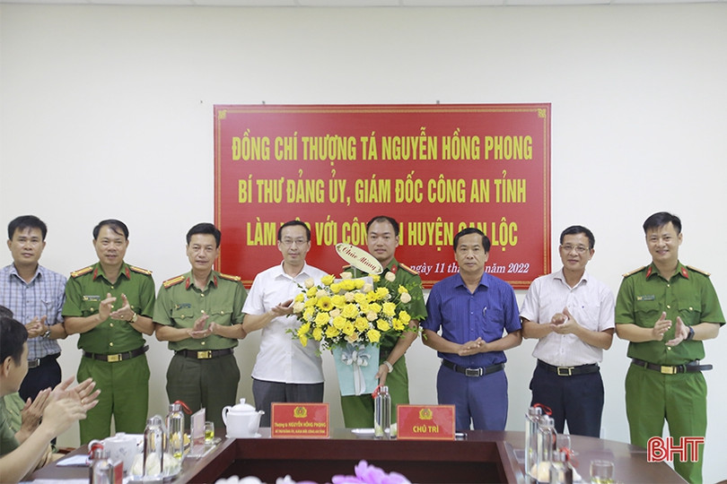 Trao thưởng Công an huyện Can Lộc đạt thành tích xuất sắc trong đấu tranh phòng chống tội phạm