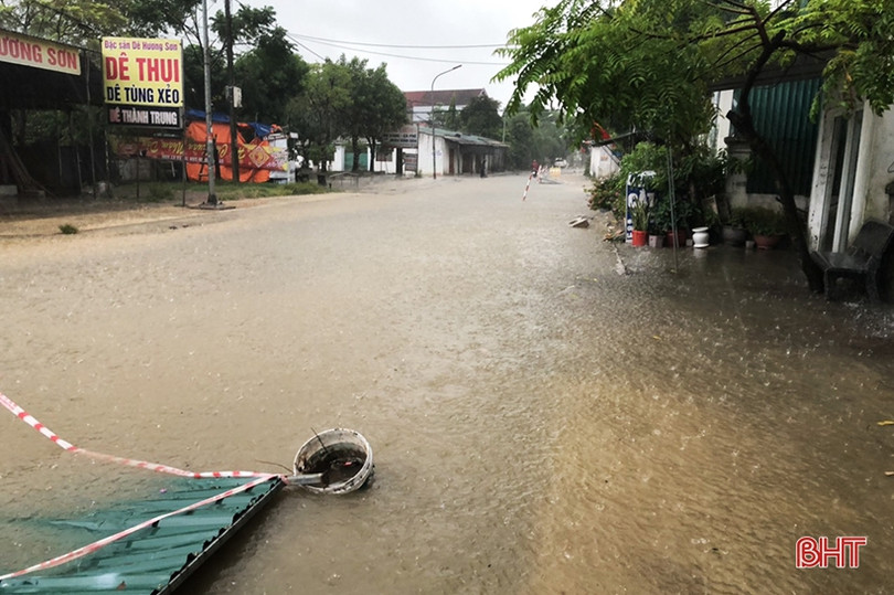 Mưa lớn kéo dài, nhiều tuyến đường tại thị xã Kỳ Anh ngập cục bộ