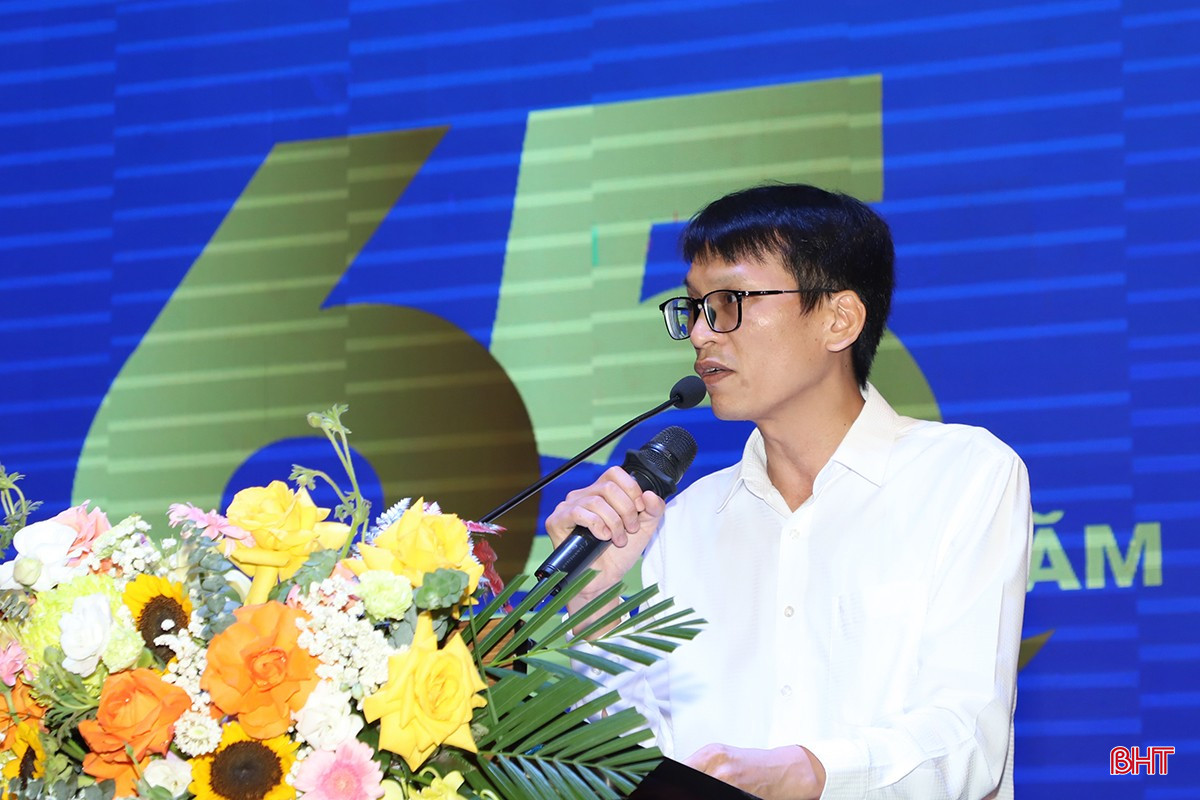 Los representantes del Instituto Central de Control de Medicamentos elogiaron altamente las contribuciones de Ha Tinh Pharmaceutical Joint Stock Company a la industria farmacéutica vietnamita. bqbht_br_7-4362.jpg