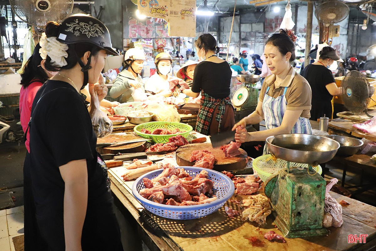 បើតាមអាជីវករលក់សាច់ជ្រូក អស់រយៈពេលជិតមួយខែមកនេះ ដោយសារឥទ្ធិពលនៃជំងឺប៉េស្តជ្រូកអាហ្រ្វិក ប្រជាជនមានការប្រុងប្រយ័ត្ន ដូច្នេះកម្លាំងទិញមានការថយចុះ។ យ៉ាងណាមិញព្រឹកនេះដើម្បីស្តុកស្បៀងសម្រាប់ព្យុះនេះចំនួនអ្នកទិញបានកើនឡើងយ៉ាងខ្លាំង។ bqbht_br_1-7705.jpg