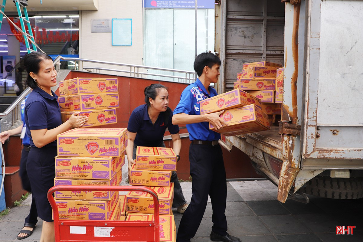 លោកស្រី Nguyen Thi Thu Hang នាយក Co.opmart Ha Tinh Supermarket មានប្រសាសន៍ថា៖ bqbht_br_8-8868.jpg