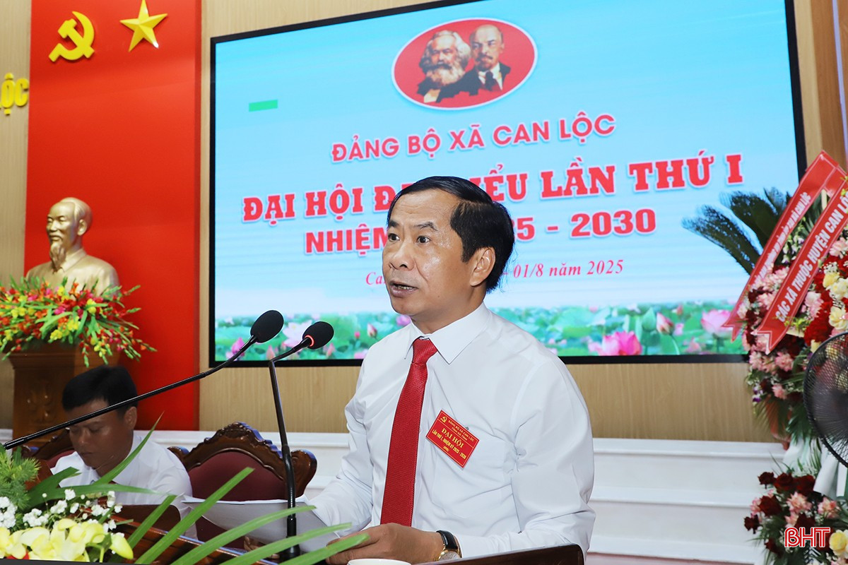 Đồng chí Võ Xuân Linh - Bí thư Đảng ủy, Chủ tịch HĐND xã trình bày dự thảo báo cáo chính trị. bqbht_br_1.jpg