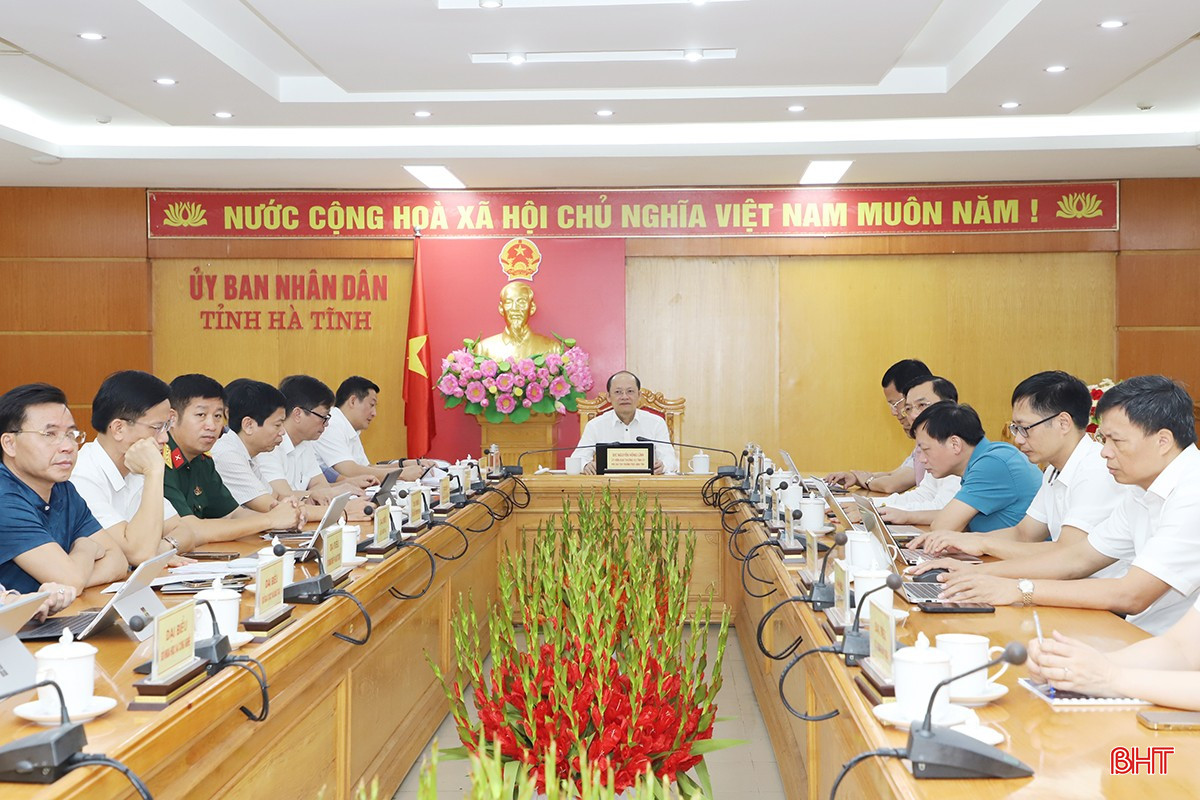 Phó Chủ tịch Thường trực UBND tỉnh Nguyễn Hồng Lĩnh điều hành điểm cầu Hà Tĩnh. bqbht_br_1.jpg