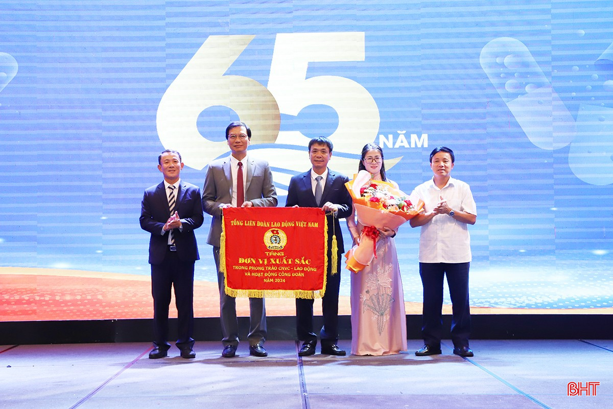 La Compañía Anónima Farmacéutica Ha Tinh recibió la bandera de la Confederación General del Trabajo de Vietnam por sus logros destacados en el movimiento de trabajadores, funcionarios públicos, obreros y actividades sindicales en 2024. bqbht_br_8-6089.jpg