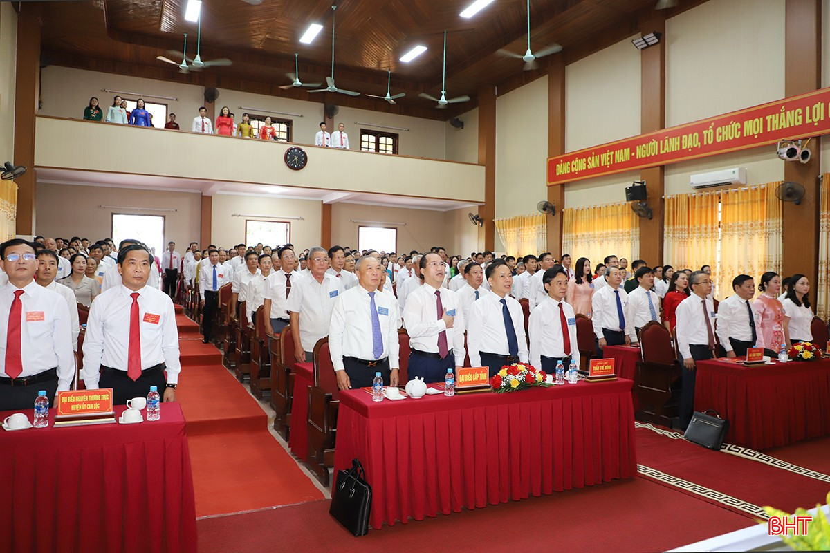 Đại biểu thực hiện nghi lễ chào cờ. bqbht_br_5.jpg