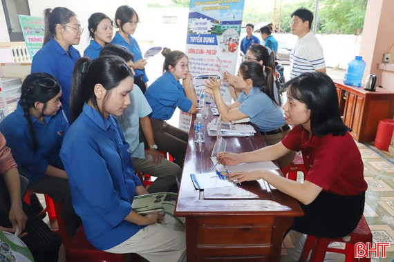 Hơn 300 lao động tham gia phiên giao dịch việc làm 