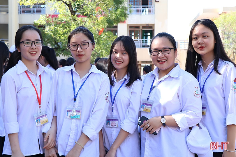 Nữ sinh Trường THPT Chuyên Hà Tĩnh rạng rỡ, duyên dáng ngày khai trường