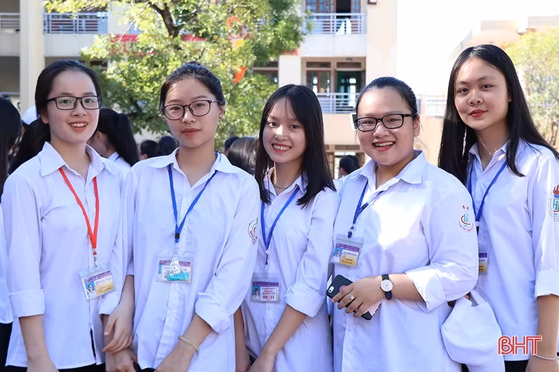 Nữ sinh Trường THPT Chuyên Hà Tĩnh rạng rỡ, duyên dáng ngày khai trường