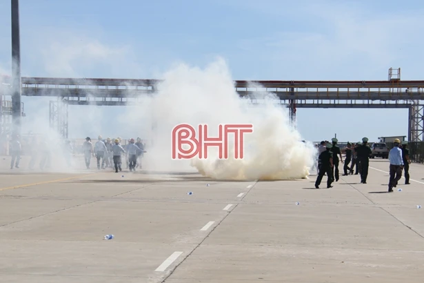 Các lực lượng diễn tập bảo đảm an ninh trật tự tại cảng Sơn Dương