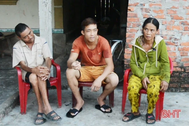 Người phụ nữ già yếu nuôi chồng ung thư, con khuyết tật