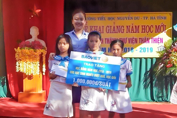 Tập đoàn Bảo Việt chung vui khai giảng và trao học bổng cho học sinh Hà Tĩnh