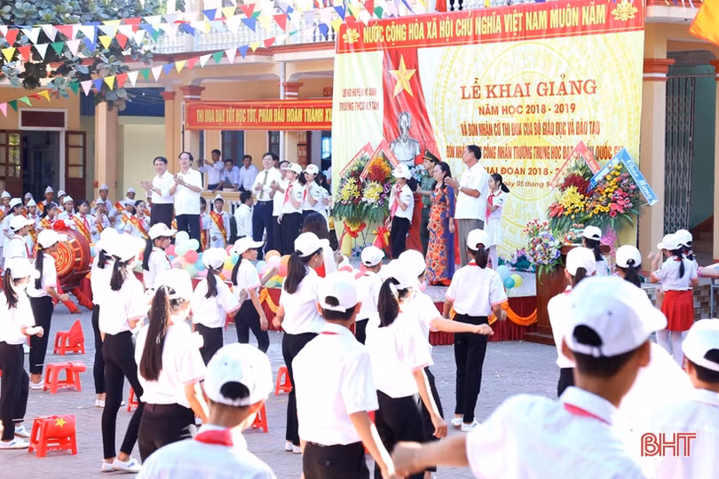 Lãnh đạo Hà Tĩnh dự lễ khai giảng năm học 2018-2019 tại các trường