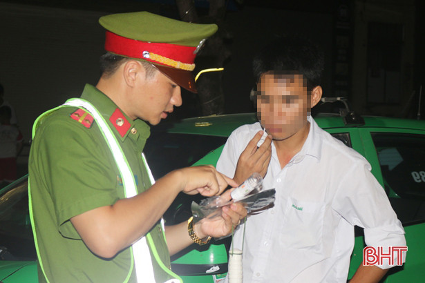 Niêm yết “đường dây nóng” của Công an TP Hà Tĩnh trên xe taxi