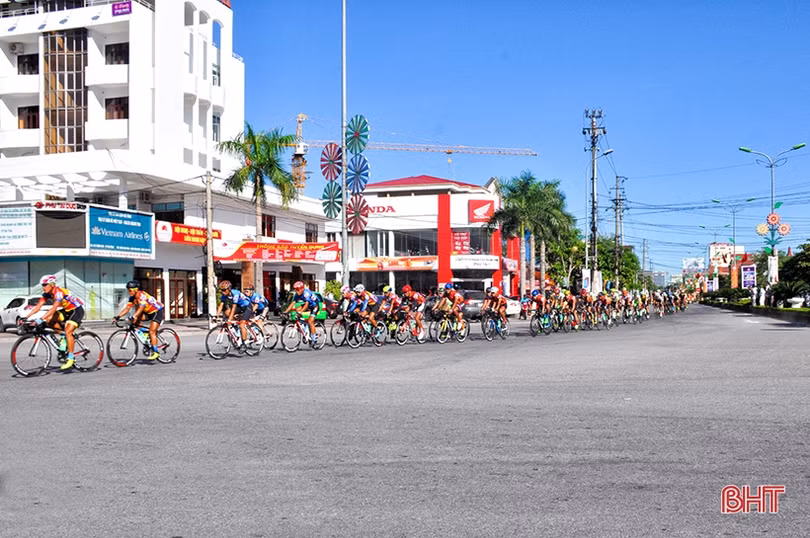 Gay cấn Giải đua xe đạp VTV Cup đoạn qua Hà Tĩnh