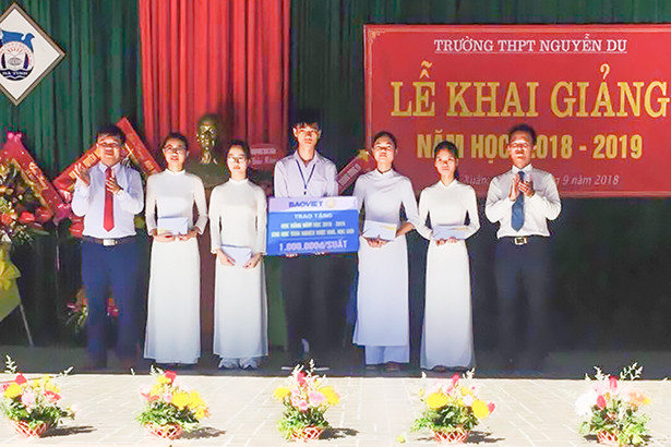 Tập đoàn Bảo Việt chung vui khai giảng và trao học bổng cho học sinh Hà Tĩnh