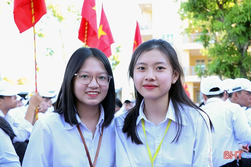 Nữ sinh Trường THPT Chuyên Hà Tĩnh rạng rỡ, duyên dáng ngày khai trường