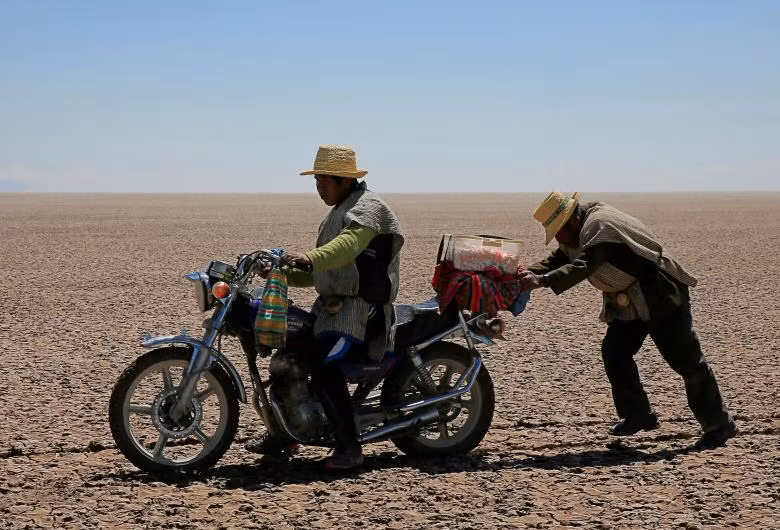 Hồ lớn thứ hai ở Bolivia cạn trơ đáy, ngư dân bản địa chật vật mưu sinh