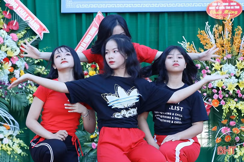 Nữ sinh Trường THPT Chuyên Hà Tĩnh rạng rỡ, duyên dáng ngày khai trường