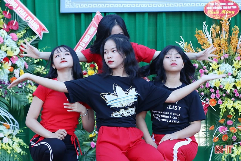 Nữ sinh Trường THPT Chuyên Hà Tĩnh rạng rỡ, duyên dáng ngày khai trường