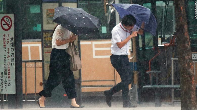 Nhật Bản tan hoang vì siêu bão mạnh nhất trong vòng 25 năm