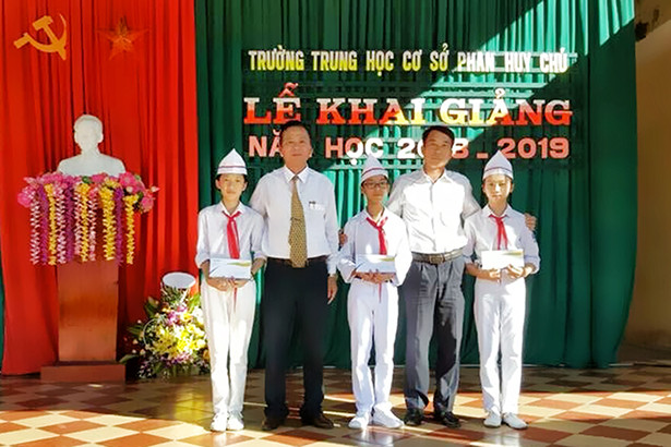 Tập đoàn Bảo Việt chung vui khai giảng và trao học bổng cho học sinh Hà Tĩnh