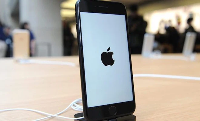 Đón iPhone mới, nhiều di động cao cấp giảm giá mạnh tại Việt Nam