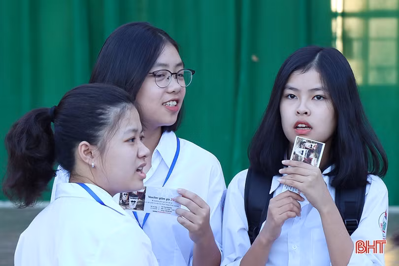 Nữ sinh Trường THPT Chuyên Hà Tĩnh rạng rỡ, duyên dáng ngày khai trường