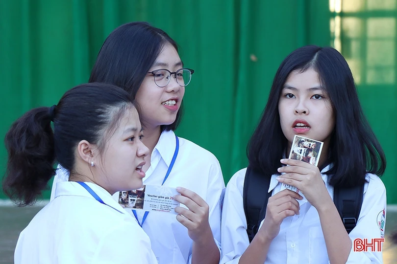 Nữ sinh Trường THPT Chuyên Hà Tĩnh rạng rỡ, duyên dáng ngày khai trường