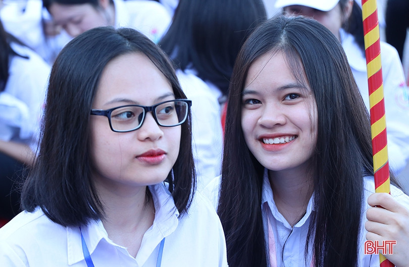 Nữ sinh Trường THPT Chuyên Hà Tĩnh rạng rỡ, duyên dáng ngày khai trường