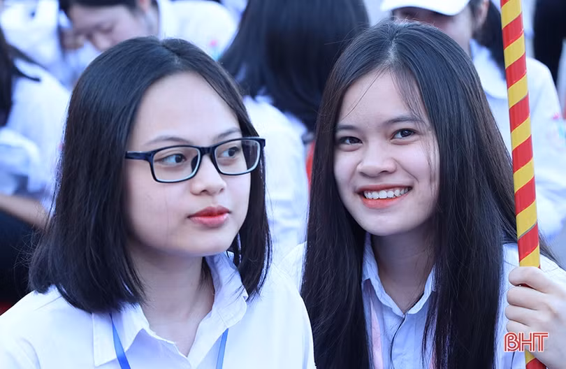 Nữ sinh Trường THPT Chuyên Hà Tĩnh rạng rỡ, duyên dáng ngày khai trường