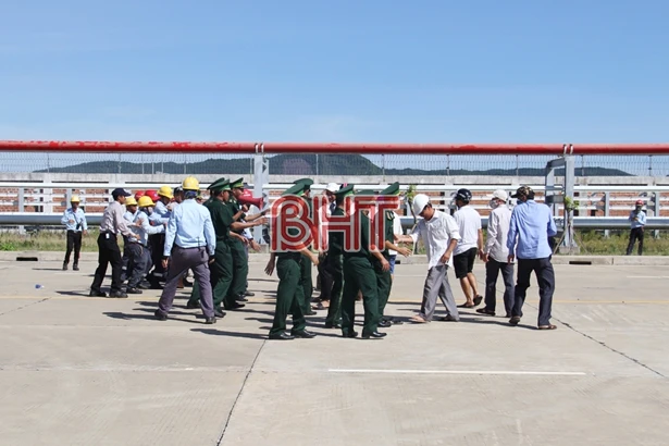 Các lực lượng diễn tập bảo đảm an ninh trật tự tại cảng Sơn Dương