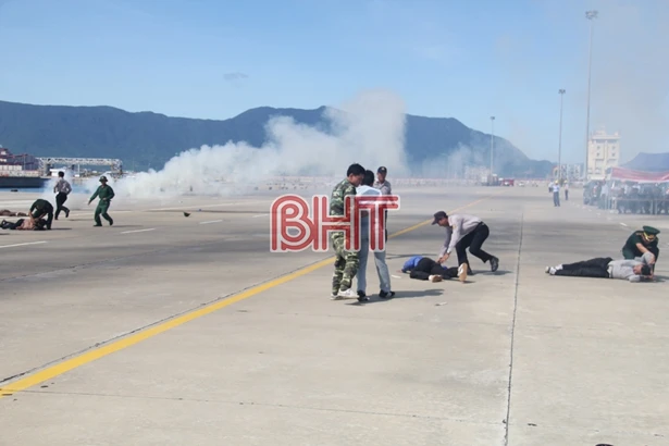 Các lực lượng diễn tập bảo đảm an ninh trật tự tại cảng Sơn Dương