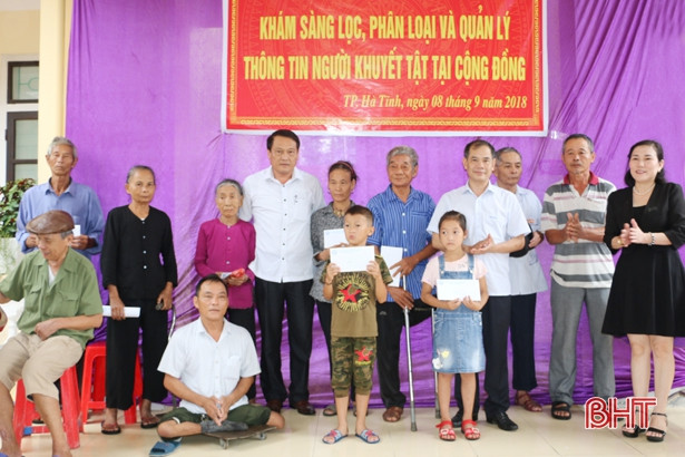 Khám sàng lọc cho 200 người khuyết tật ở TP Hà Tĩnh