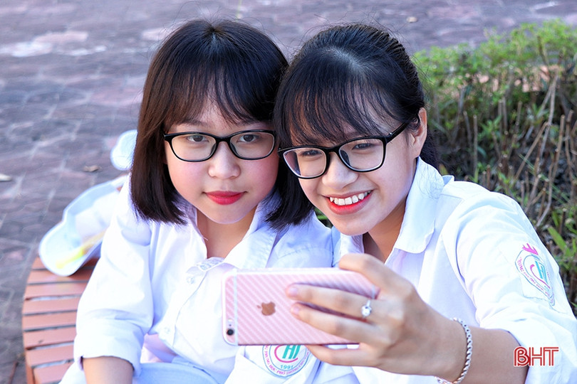 Nữ sinh Trường THPT Chuyên Hà Tĩnh rạng rỡ, duyên dáng ngày khai trường