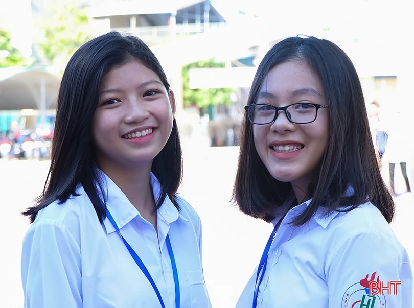 Nữ sinh Trường THPT Chuyên Hà Tĩnh rạng rỡ, duyên dáng ngày khai trường