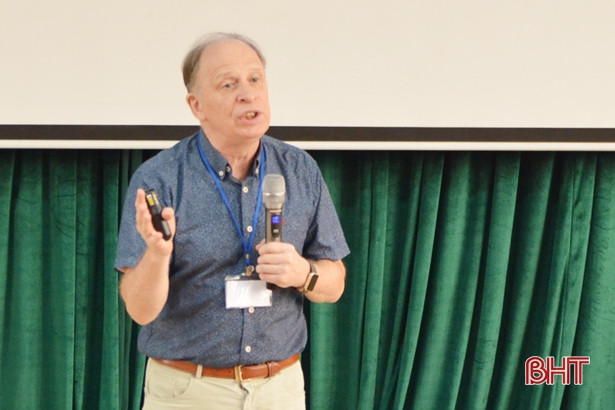 Chuyên gia Mỹ giới thiệu cách đọc và nghe mở rộng tiếng Anh tại ĐH Hà Tĩnh