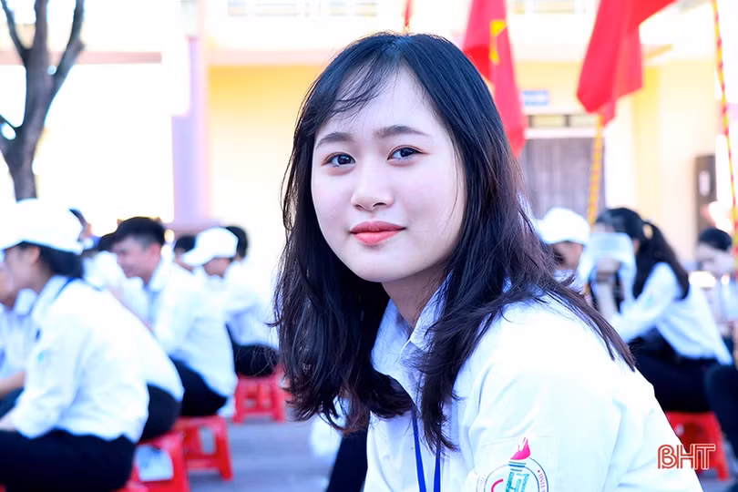 Nữ sinh Trường THPT Chuyên Hà Tĩnh rạng rỡ, duyên dáng ngày khai trường