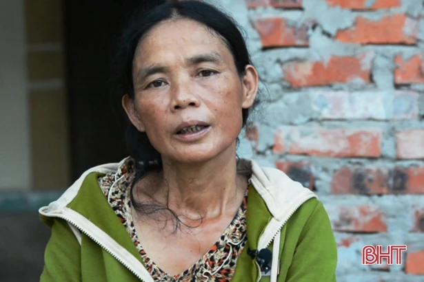 Người phụ nữ già yếu nuôi chồng ung thư, con khuyết tật