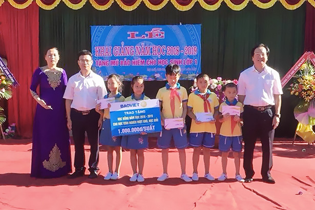 Tập đoàn Bảo Việt chung vui khai giảng và trao học bổng cho học sinh Hà Tĩnh