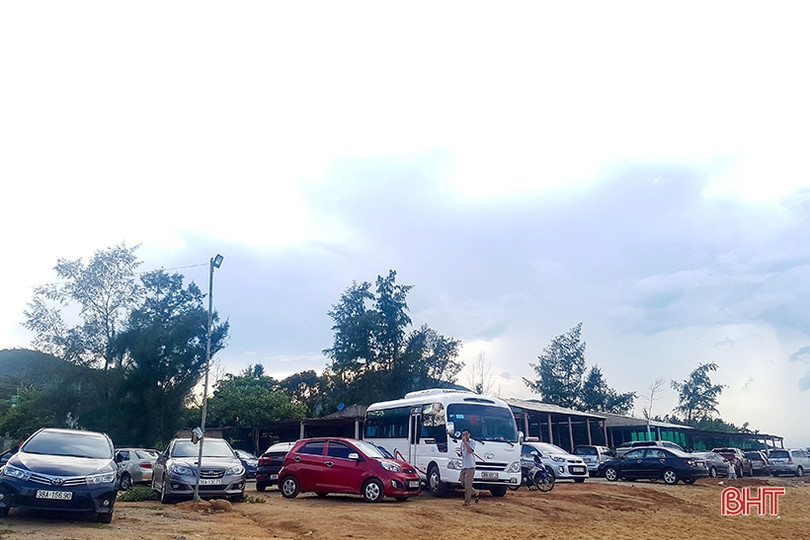 Biển Hà Tĩnh tấp nập du khách đến nghỉ lễ Quốc khánh