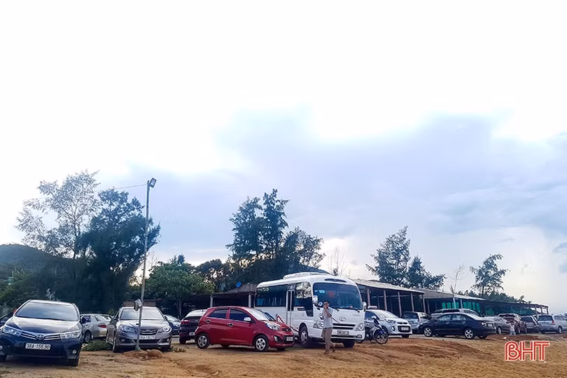 Biển Hà Tĩnh tấp nập du khách đến nghỉ lễ Quốc khánh