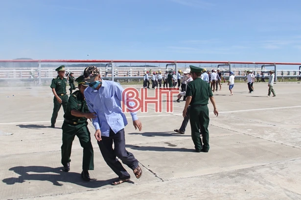 Các lực lượng diễn tập bảo đảm an ninh trật tự tại cảng Sơn Dương