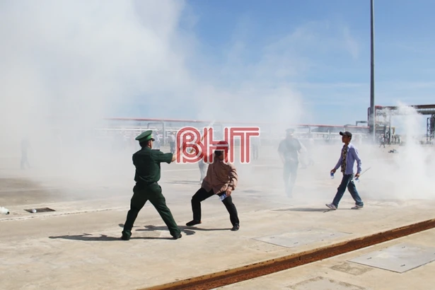 Các lực lượng diễn tập bảo đảm an ninh trật tự tại cảng Sơn Dương