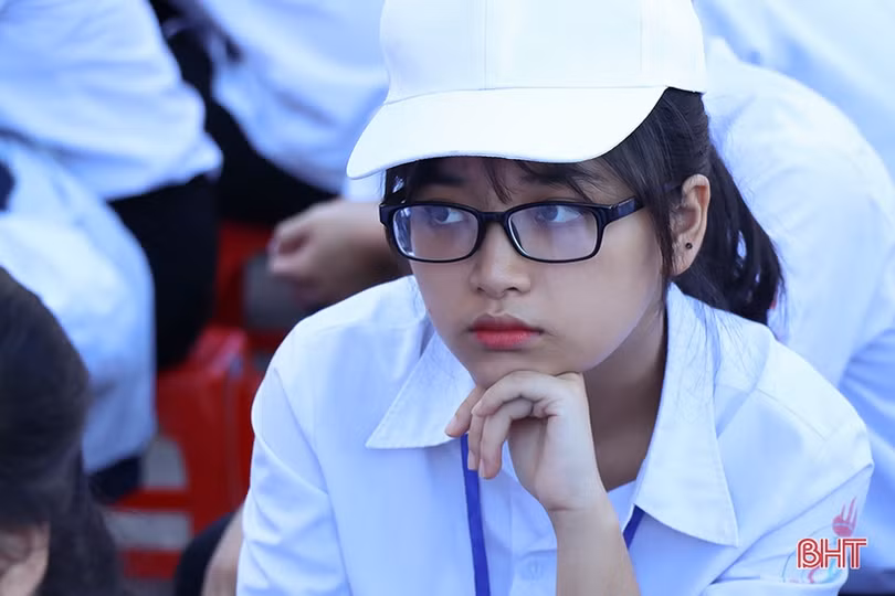 Nữ sinh Trường THPT Chuyên Hà Tĩnh rạng rỡ, duyên dáng ngày khai trường