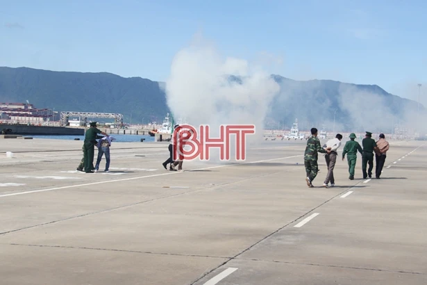 Các lực lượng diễn tập bảo đảm an ninh trật tự tại cảng Sơn Dương