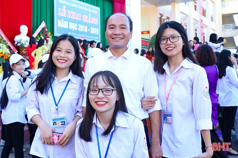 Nữ sinh Trường THPT Chuyên Hà Tĩnh rạng rỡ, duyên dáng ngày khai trường